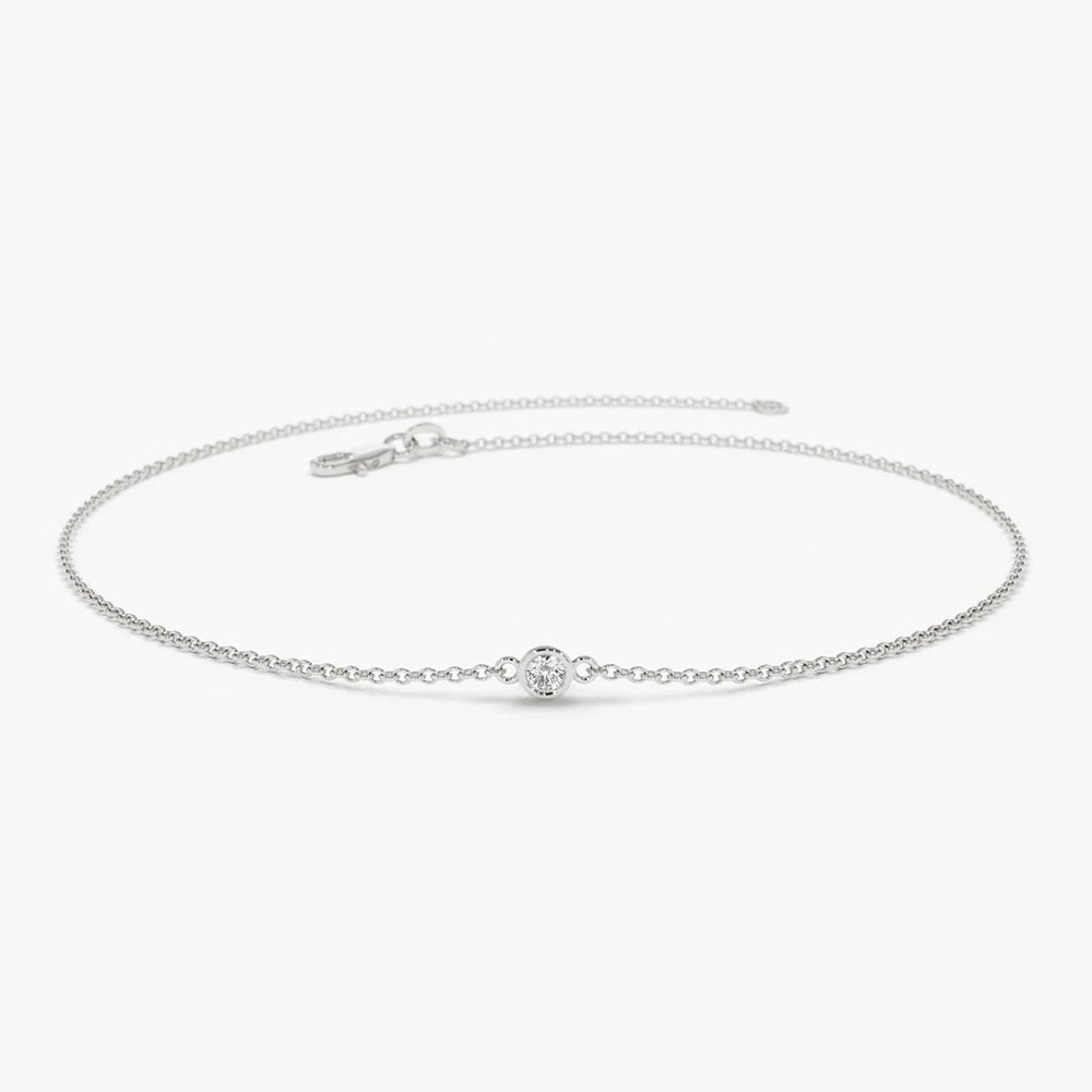 Front view of Samba No Pé white gold bezel solitaire chain bracelet on white background