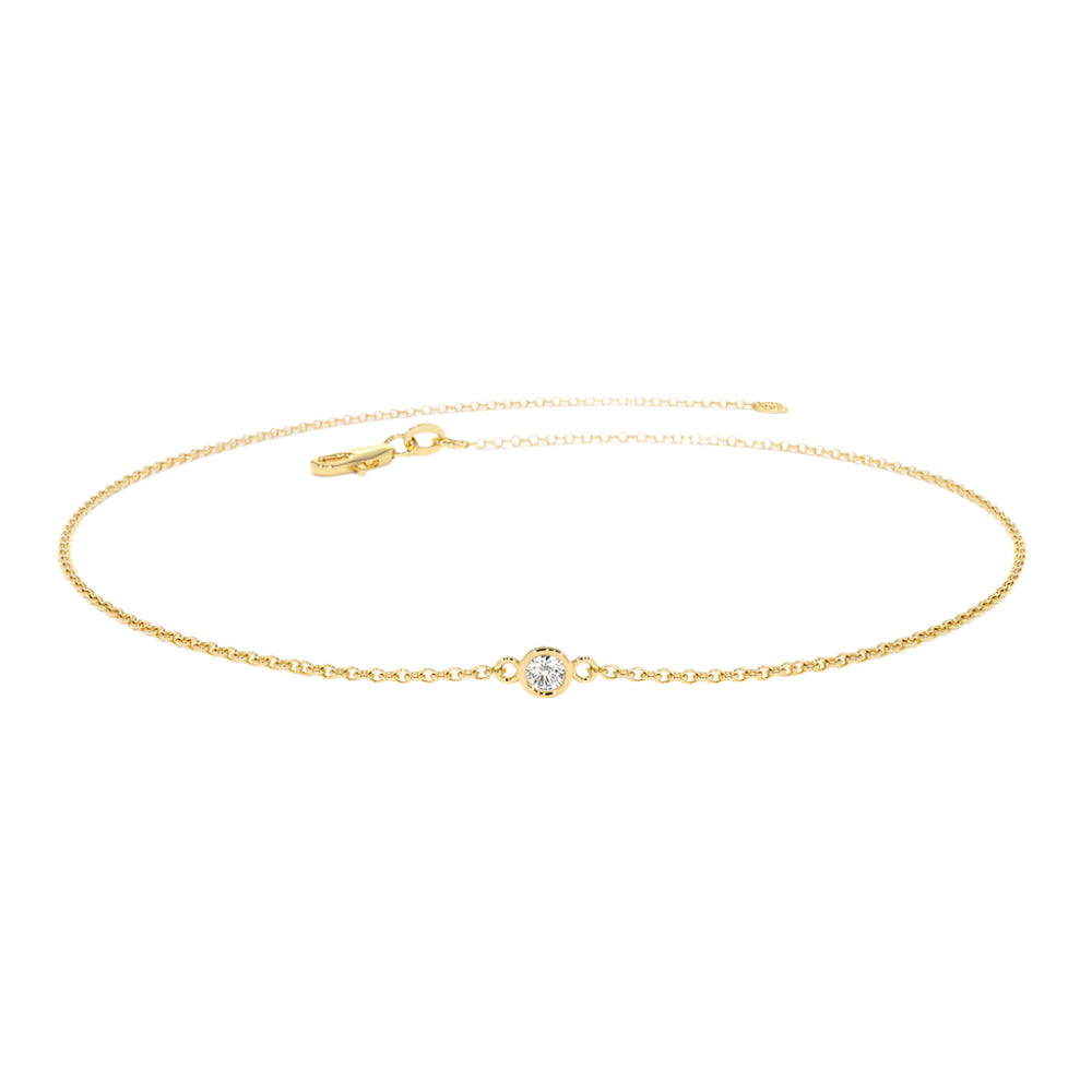 Front view of Samba No Pé yellow gold bezel solitaire chain bracelet on white background
