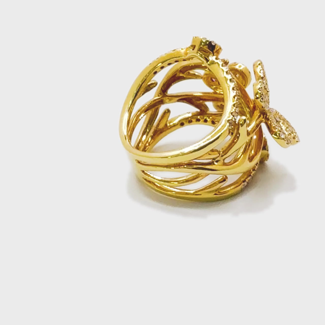 360-degree video preview of the 18k gold Butterfly Kisses diamond ring sparkling with 2 carats of diamonds