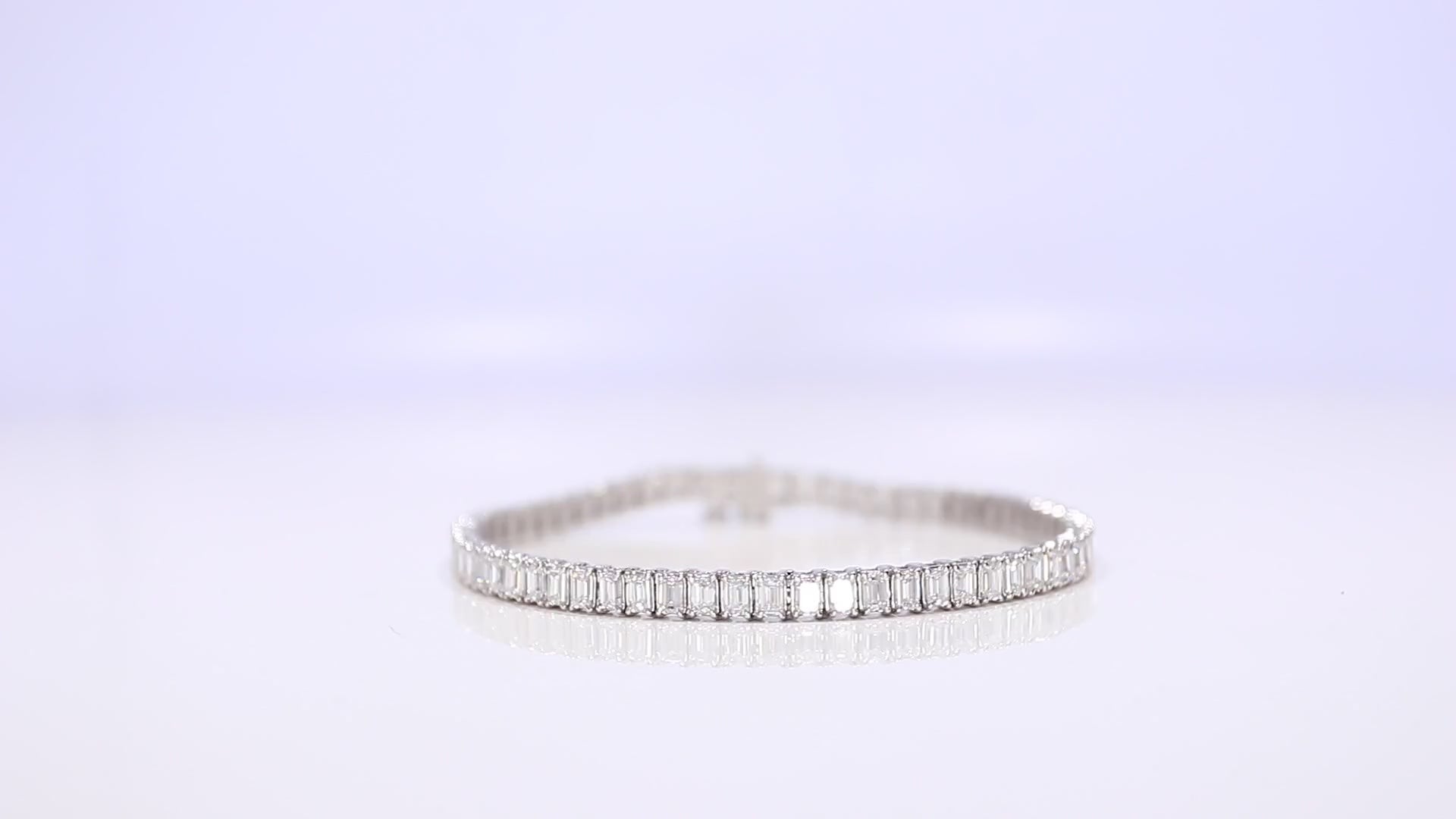 360-degree rotating video of the Always Evolving tennis bracelet in white gold, highlighting diamond clarity and symmetry.