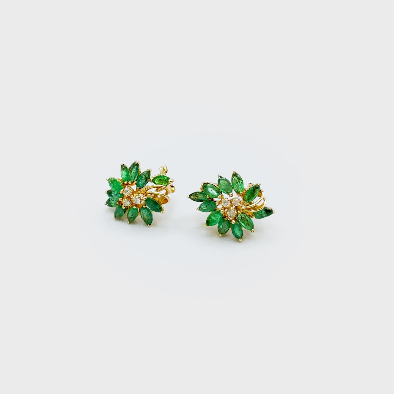 360-degree video view of Tree Hugger emerald earrings in yellow gold with diamonds